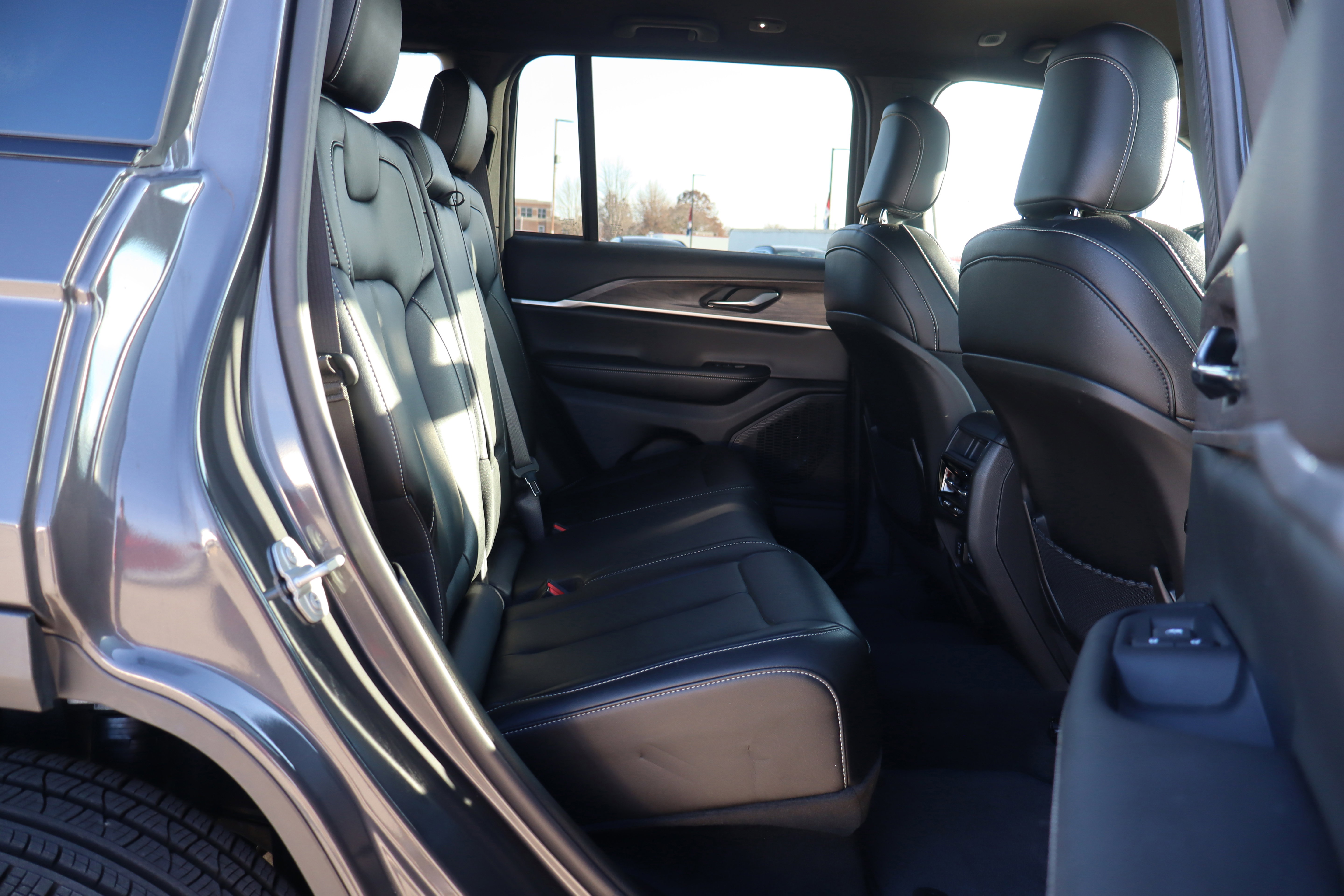 Used 2024 Jeep Grand Cherokee Limited w/ Black Appearance Package image 12