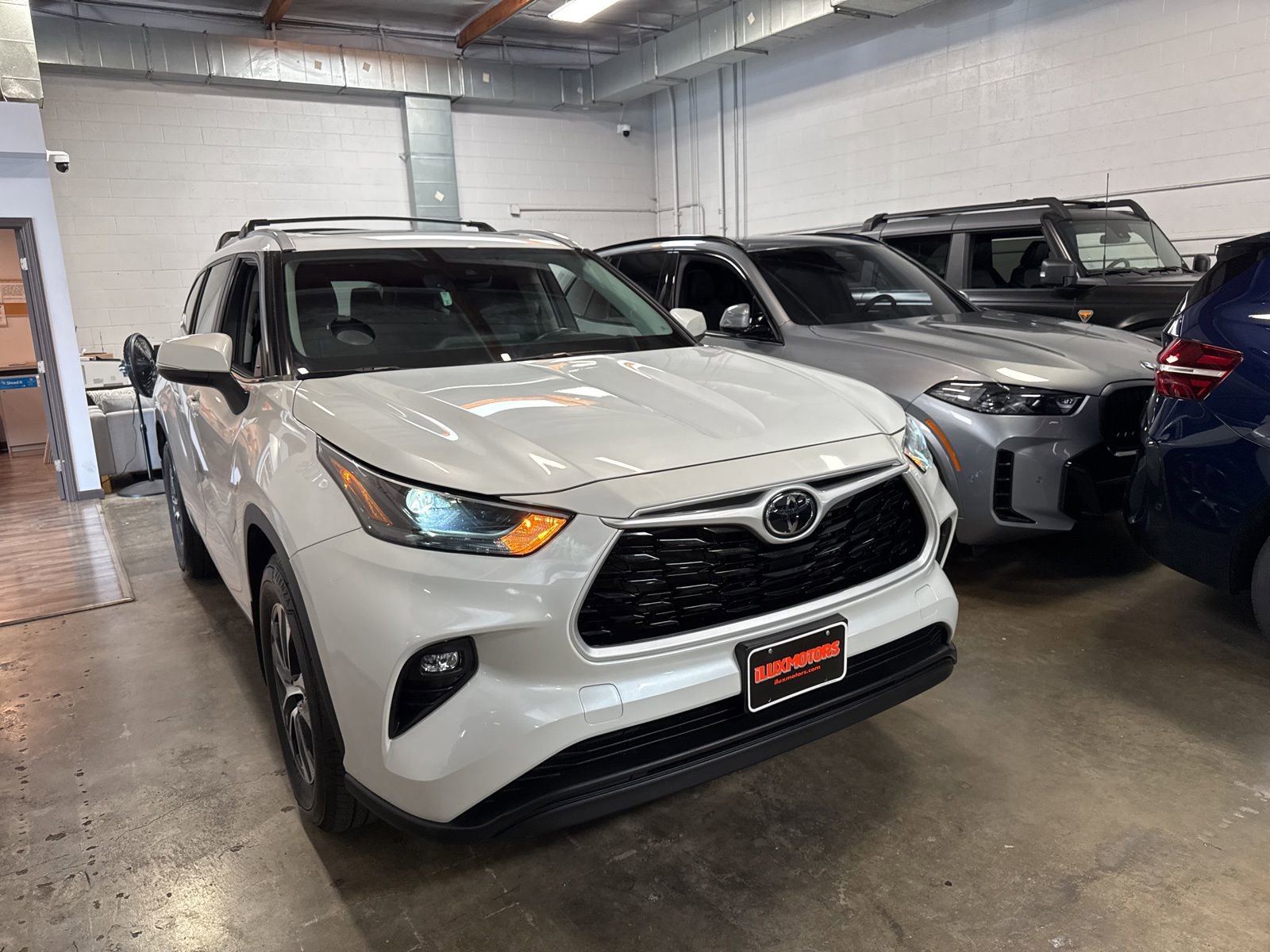 Used 2023 Toyota Highlander XLE image 3