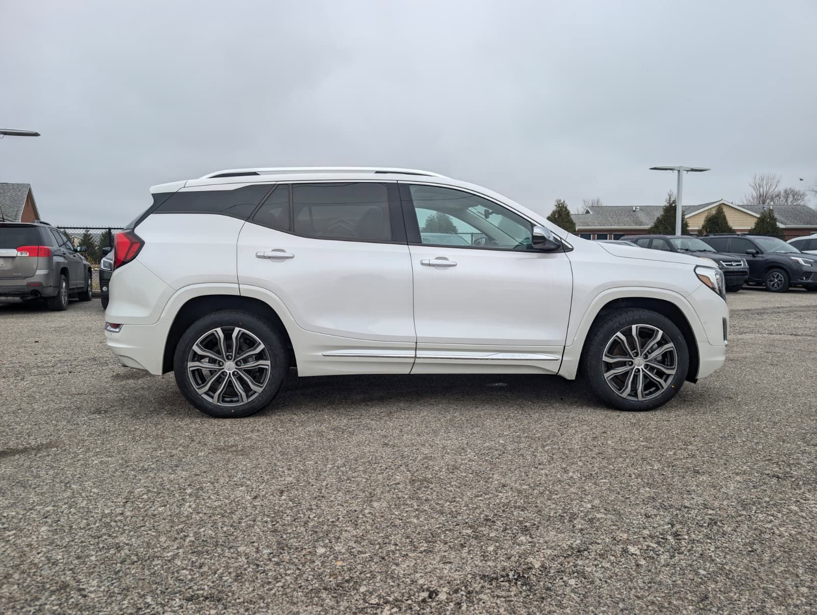 Used 2020 GMC Terrain Denali w/ Denali Premium Package AWD/4WD image 4