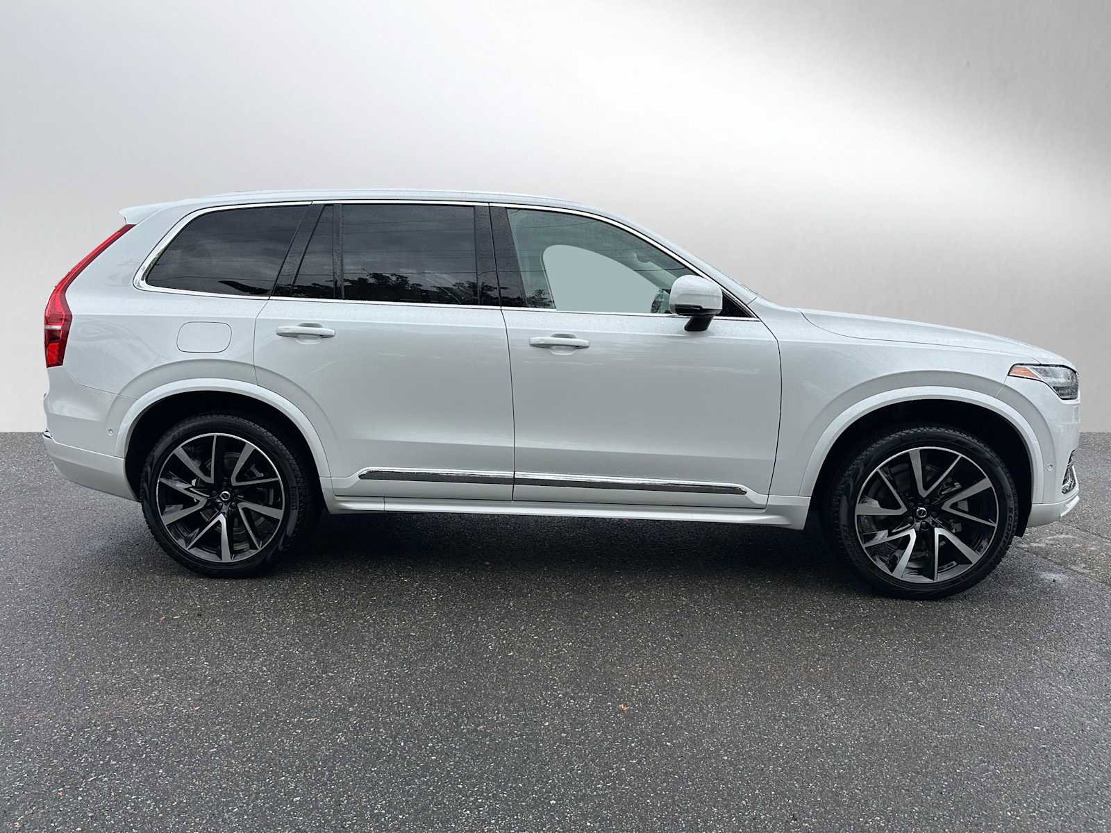 Used 2025 Volvo XC90 B6 Plus w/ Protection Package Premier image 2