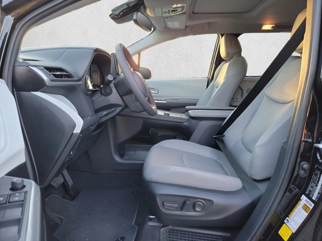 Used 2026 Toyota Sienna XLE FWD image 17
