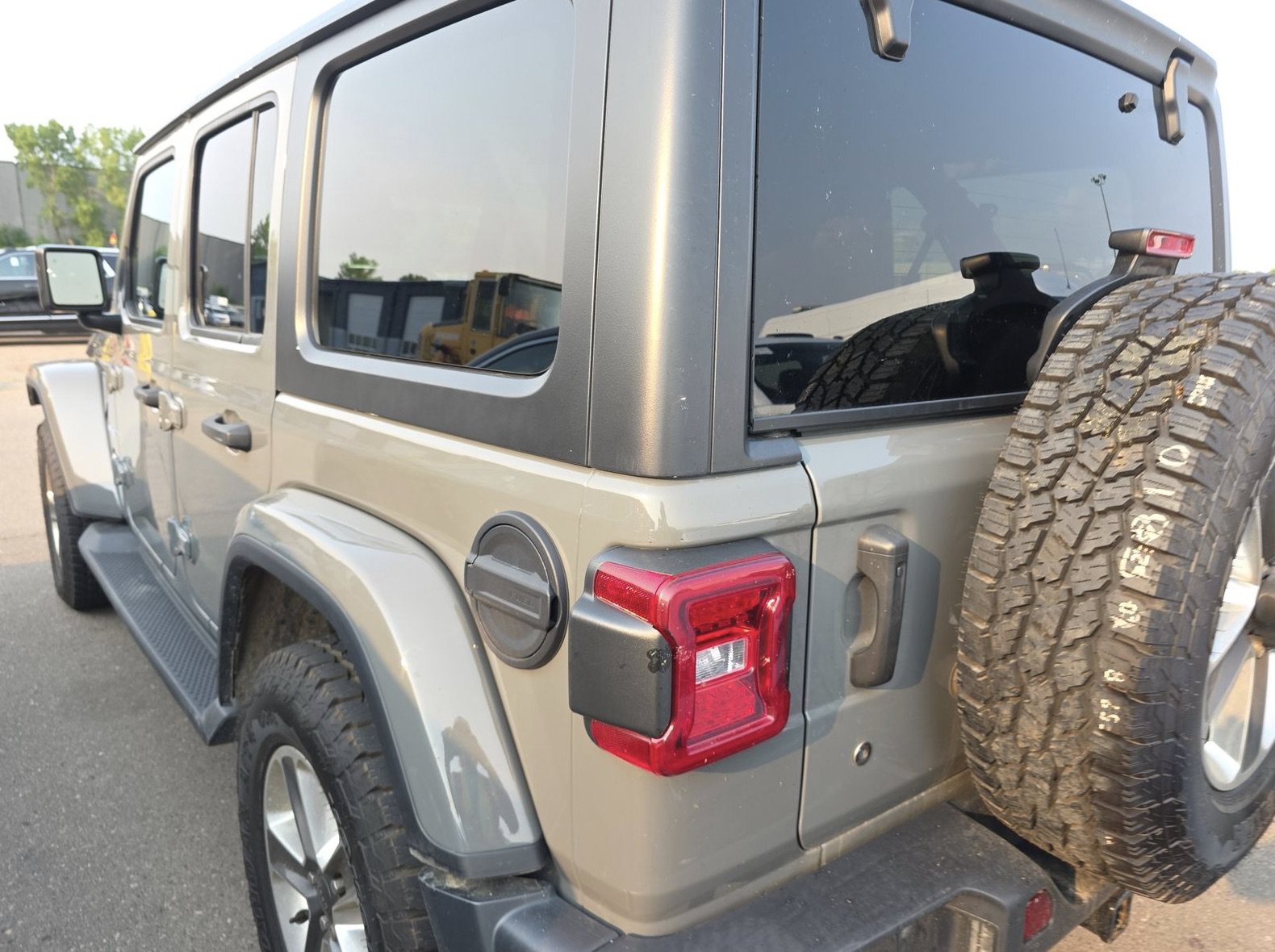 Used 2020 Jeep Wrangler Unlimited Sahara w/ Dual Top Group AWD/4WD image 3