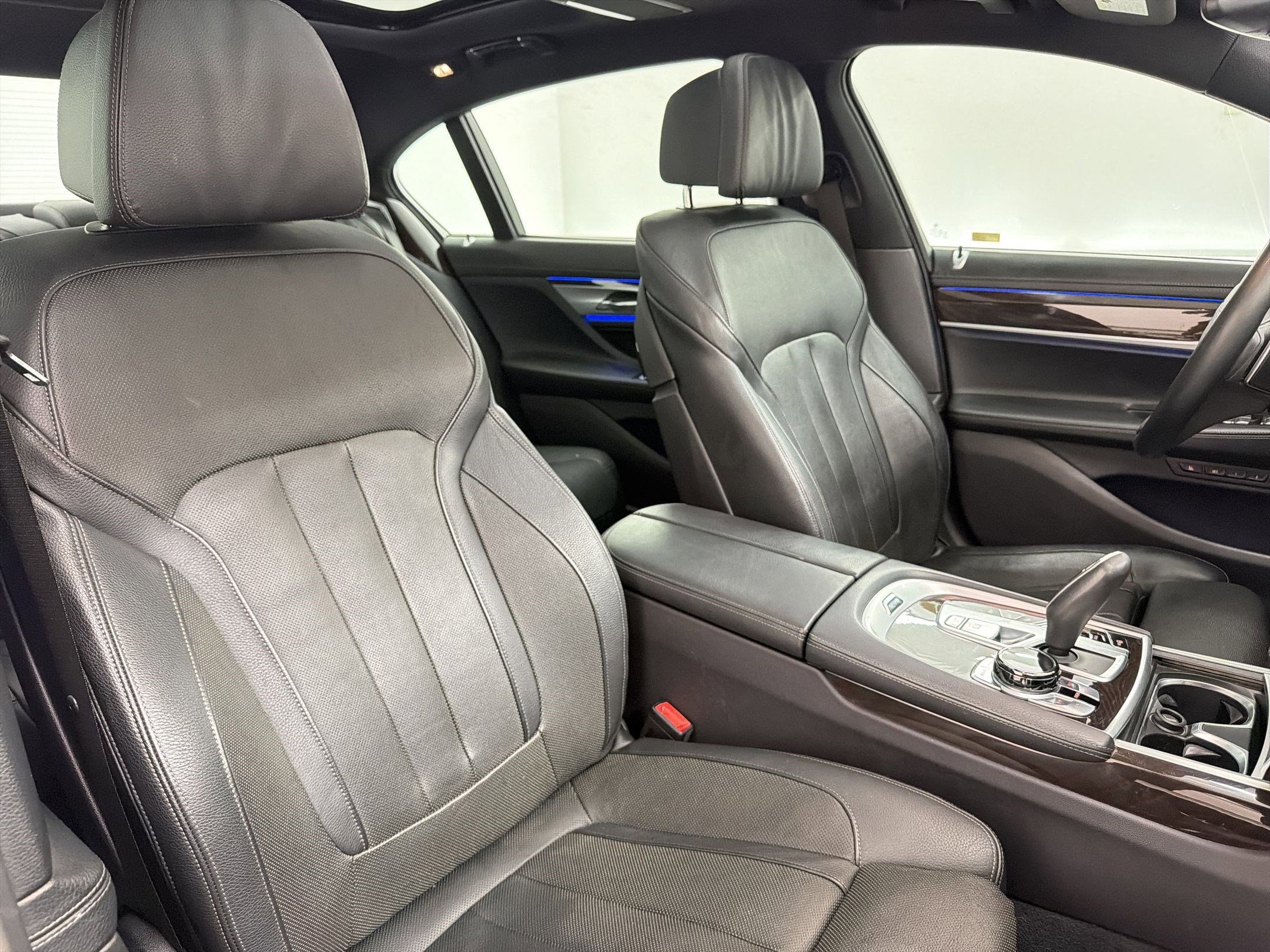 Used 2019 BMW 740i w/ Executive Package RWD image 29
