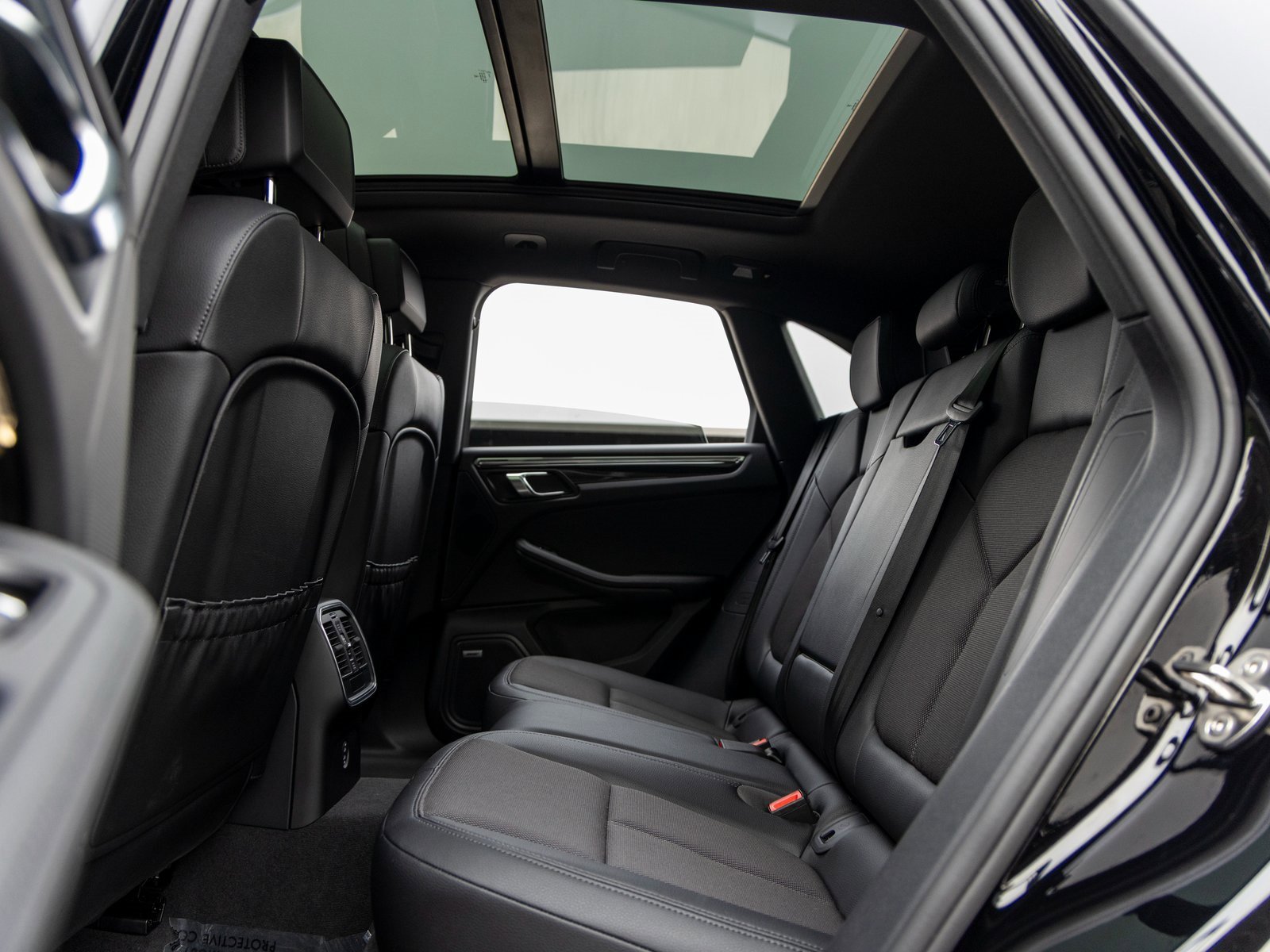 Certified 2025 Porsche Macan image 38