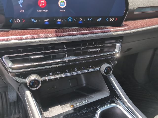 Used 2025 Chevrolet Traverse Z71 w/ Driver Confidence Package AWD/4WD image 18