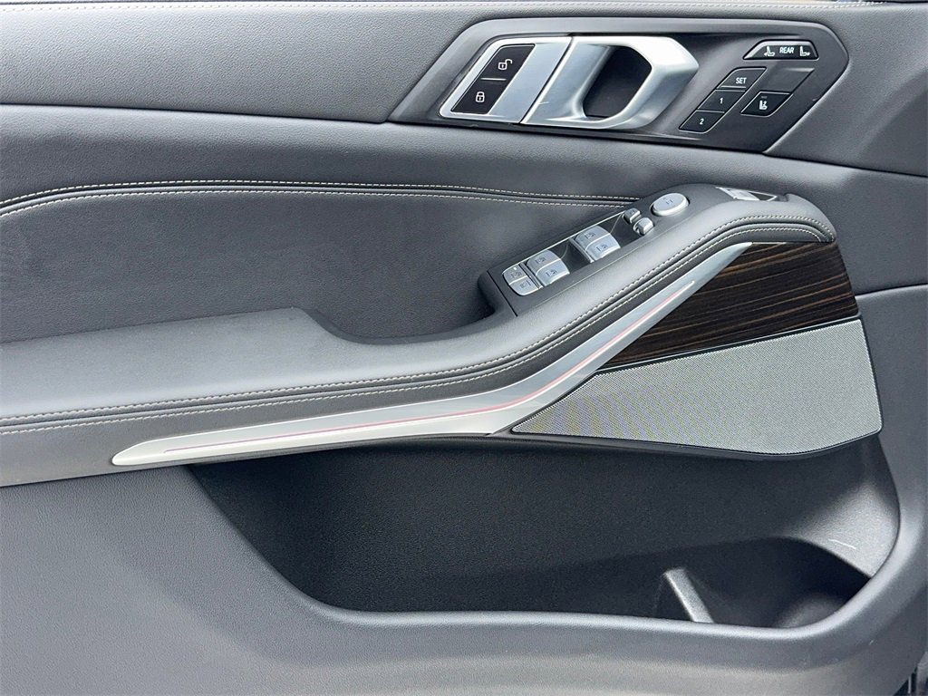 Used 2024 BMW X7 xDrive40i image 39