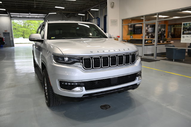 Used 2022 Jeep Wagoneer Series I AWD/4WD image 3