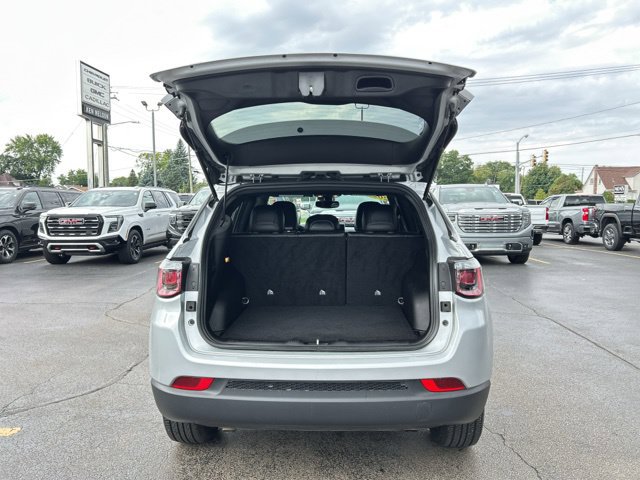 Used 2025 Jeep Compass Latitude w/ Convenience Group AWD/4WD image 10