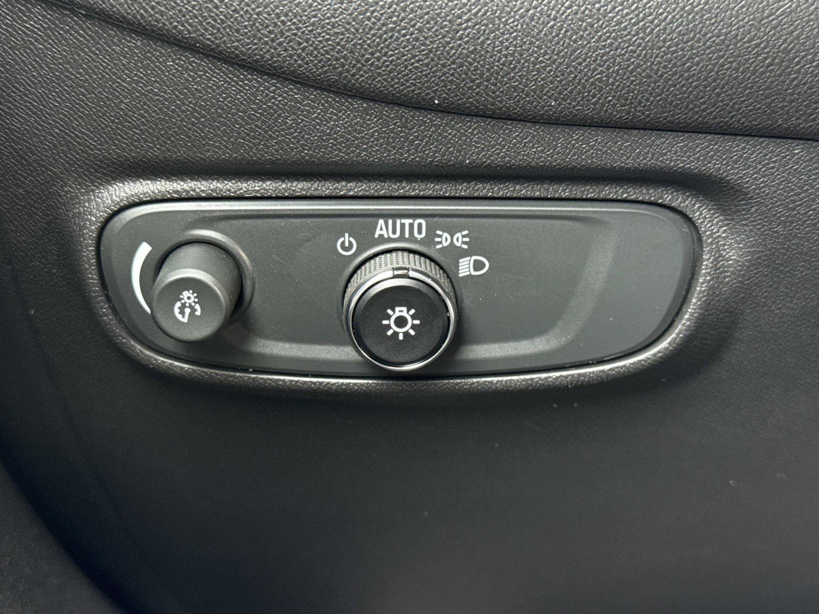 Used 2020 Chevrolet Equinox LS image 12