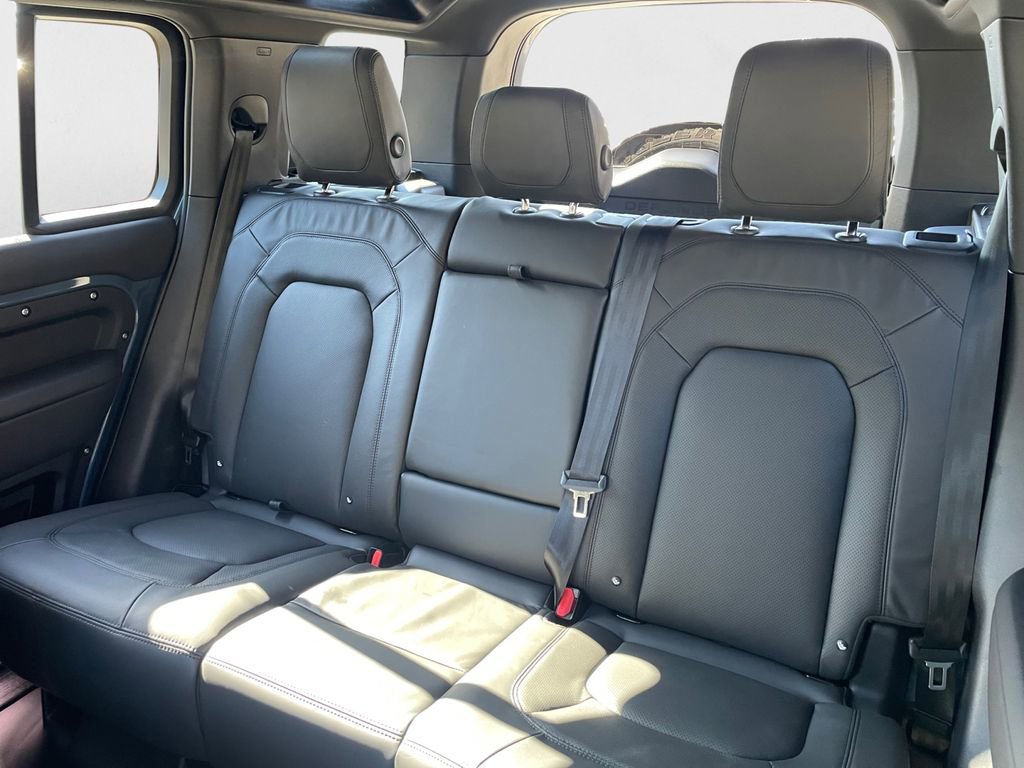 New 2024 Land Rover Defender 110 SE image 17