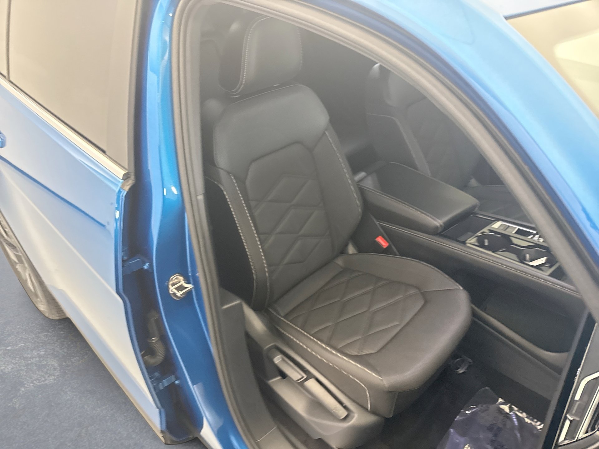 Used 2024 Volkswagen Atlas Cross Sport SE w/ Panoramic Sunroof Package AWD/4WD image 16