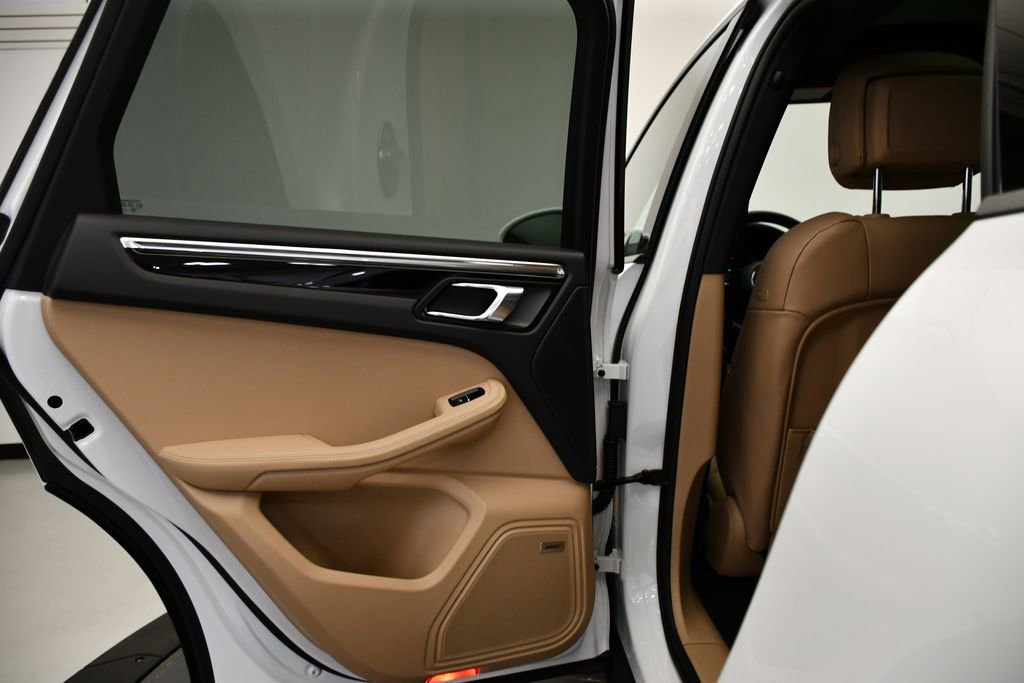 Certified 2025 Porsche Macan image 40
