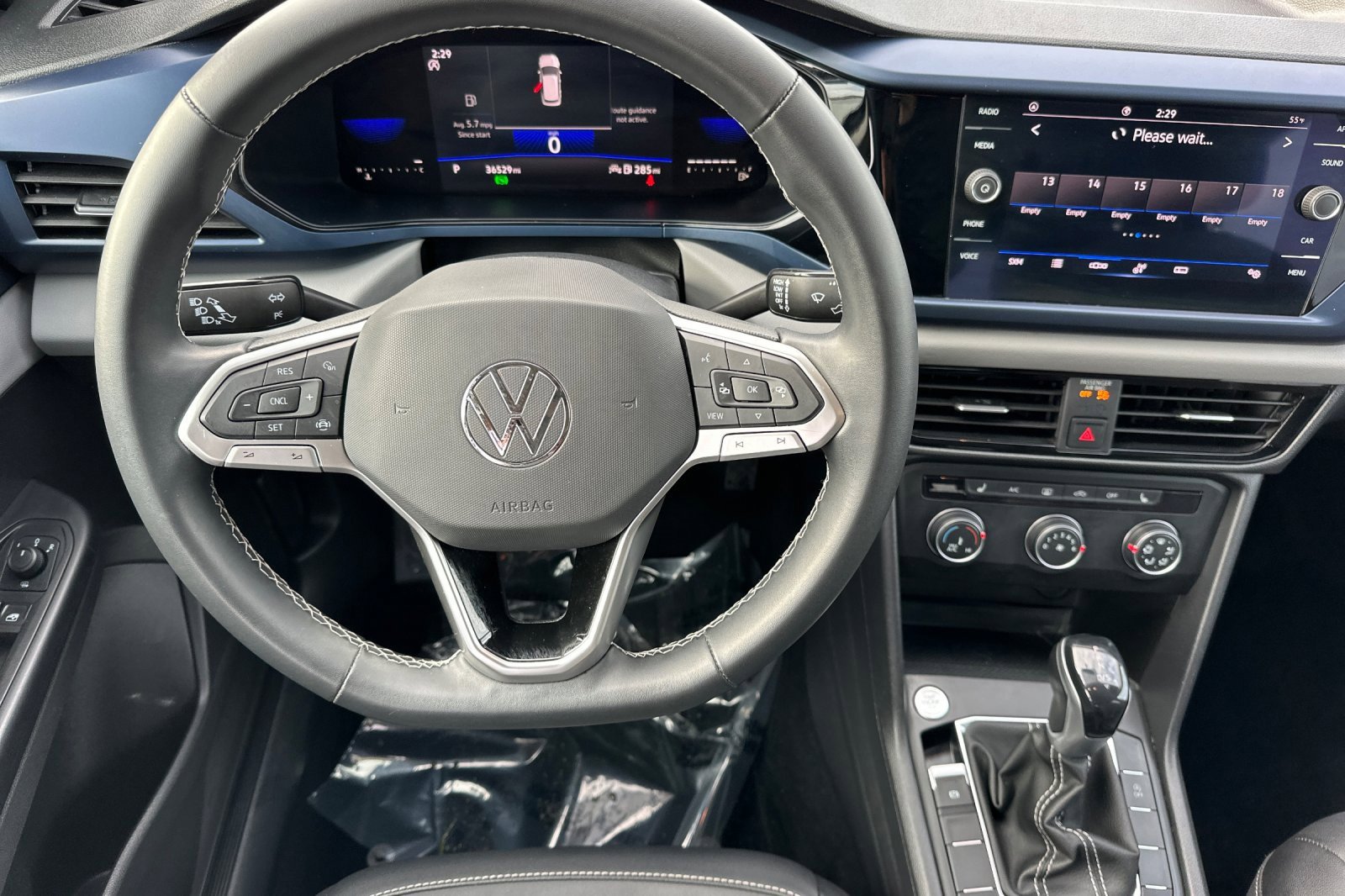 Used 2022 Volkswagen Taos SE image 15