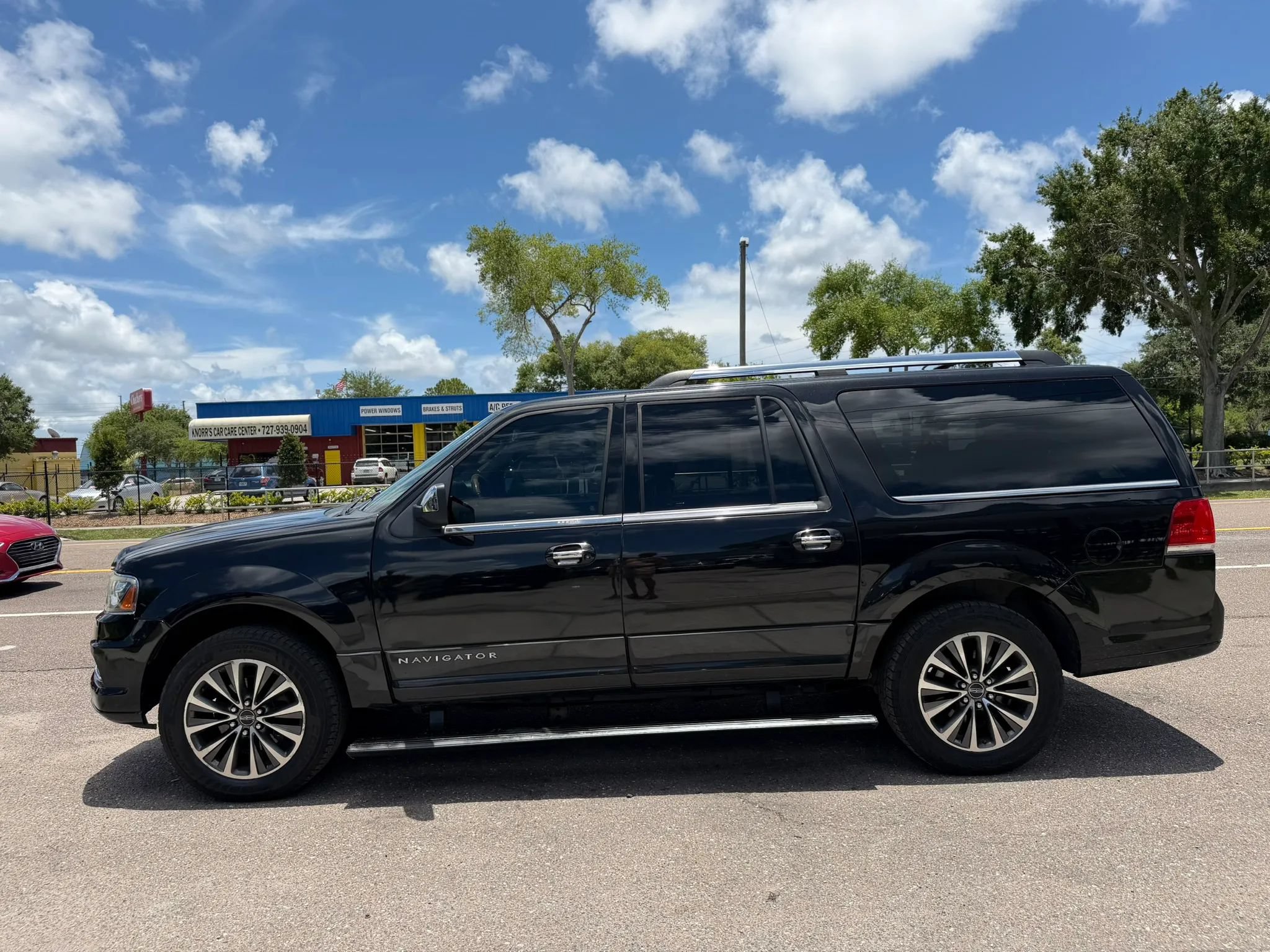 Used 2015 Lincoln Navigator L 4WD image 2