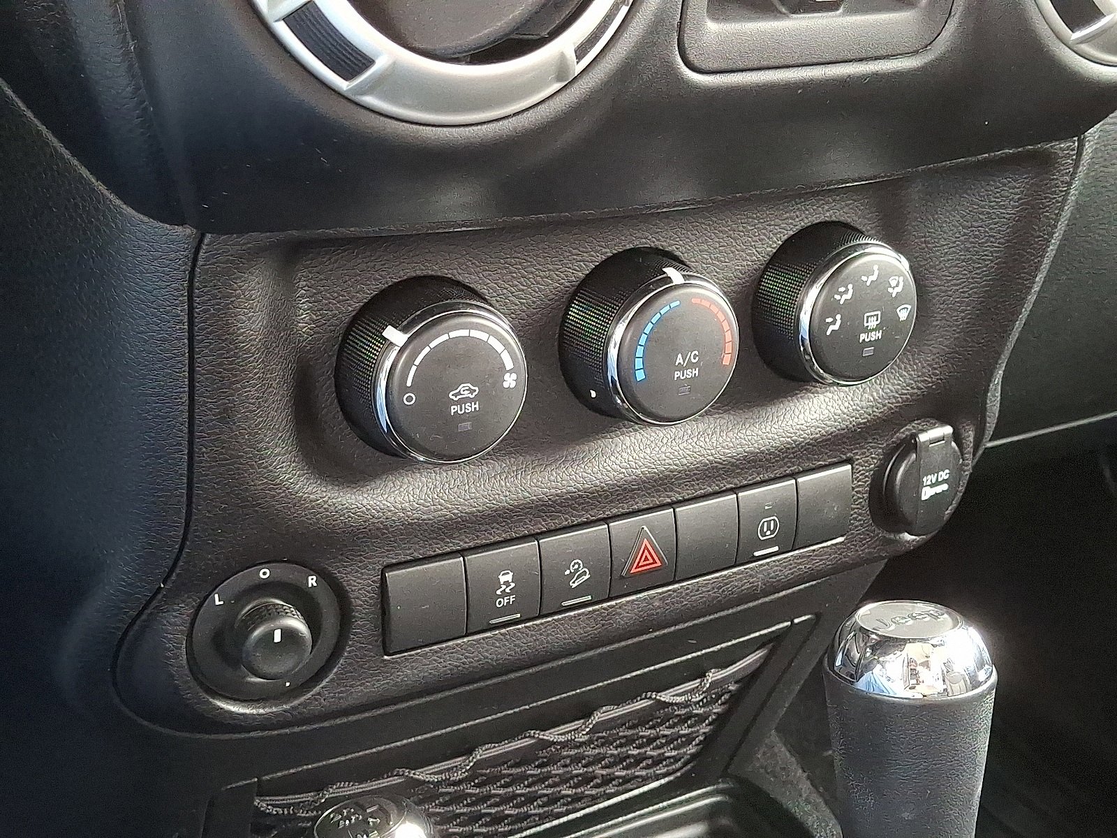 Used 2018 Jeep Wrangler Unlimited Sahara w/ Connectivity Group image 16