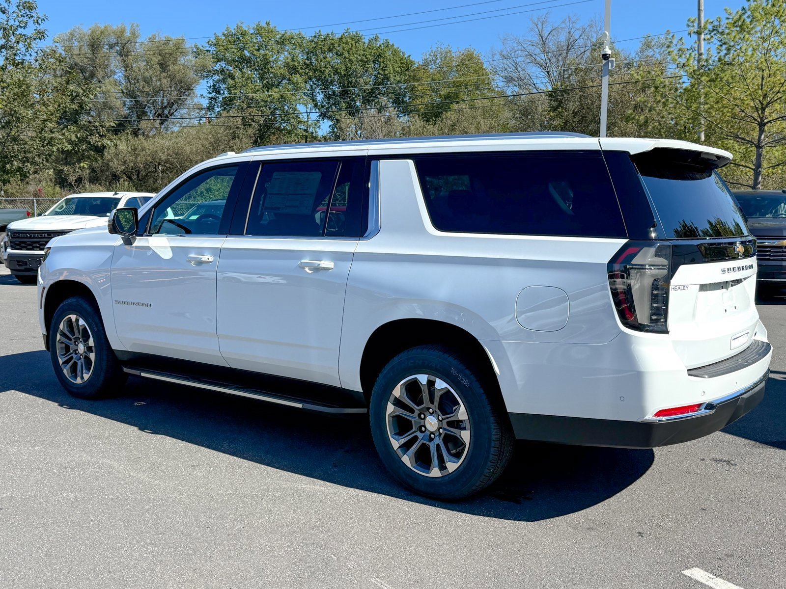 New 2026 Chevrolet Suburban LT image 2