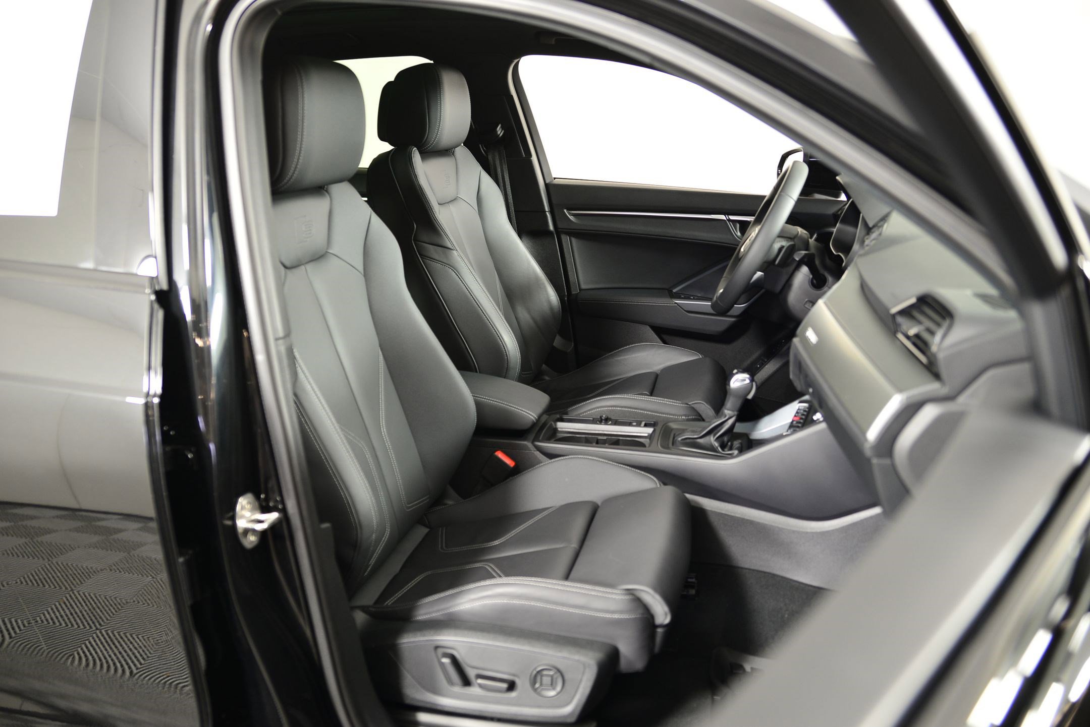 Certified 2025 Audi Q3 2.0T Premium w/ Convenience Package image 18