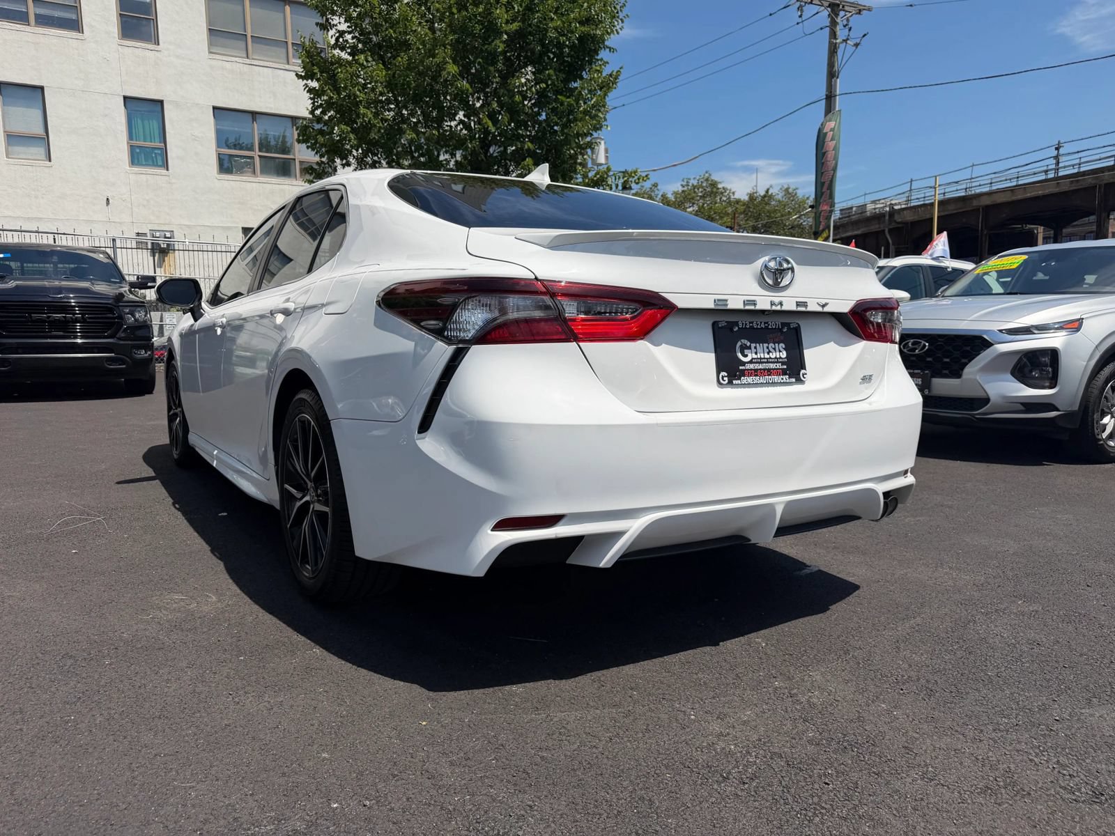 Used 2021 Toyota Camry SE FWD image 7