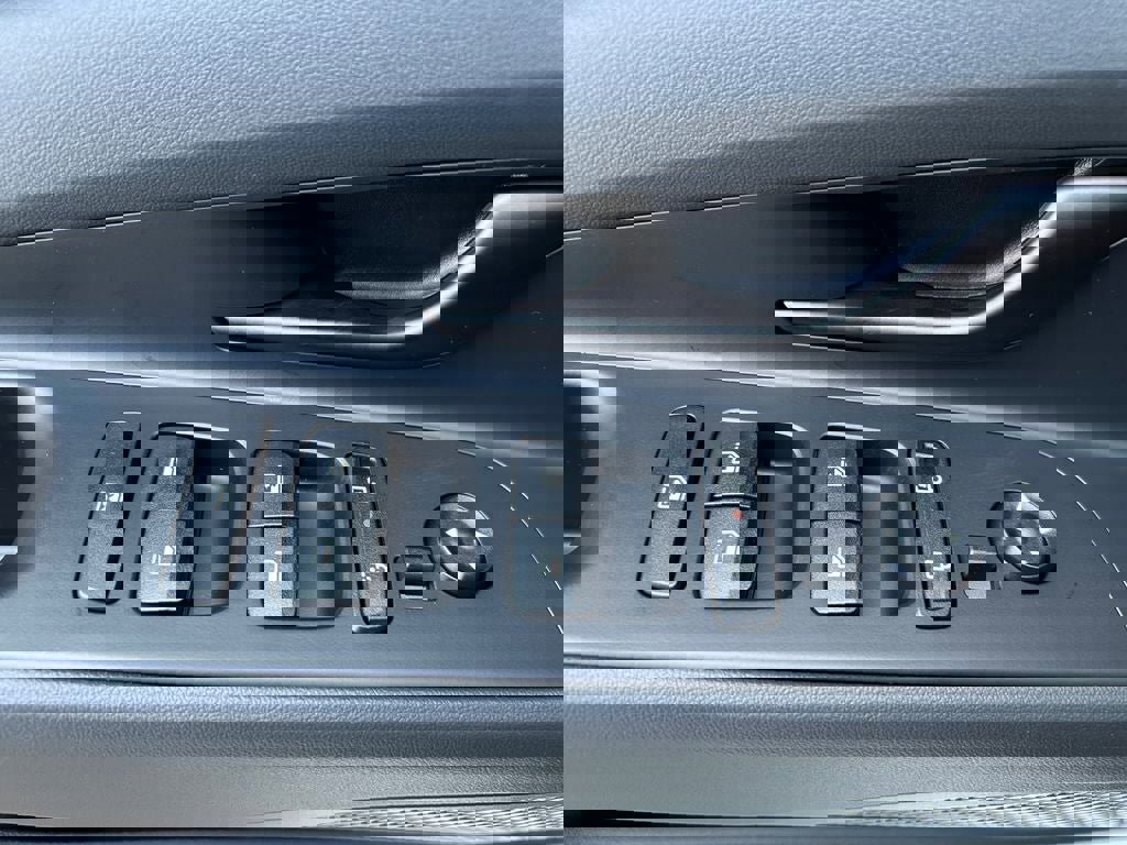 New 2025 Hyundai Elantra Sport image 11