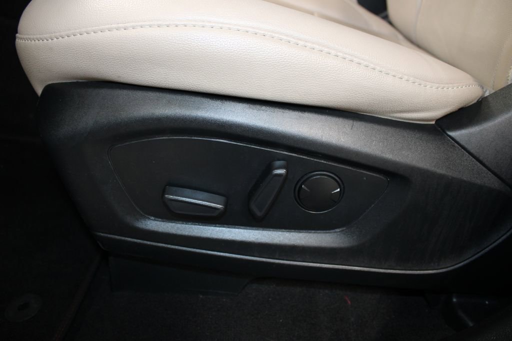 Used 2023 Ford Explorer Limited image 16