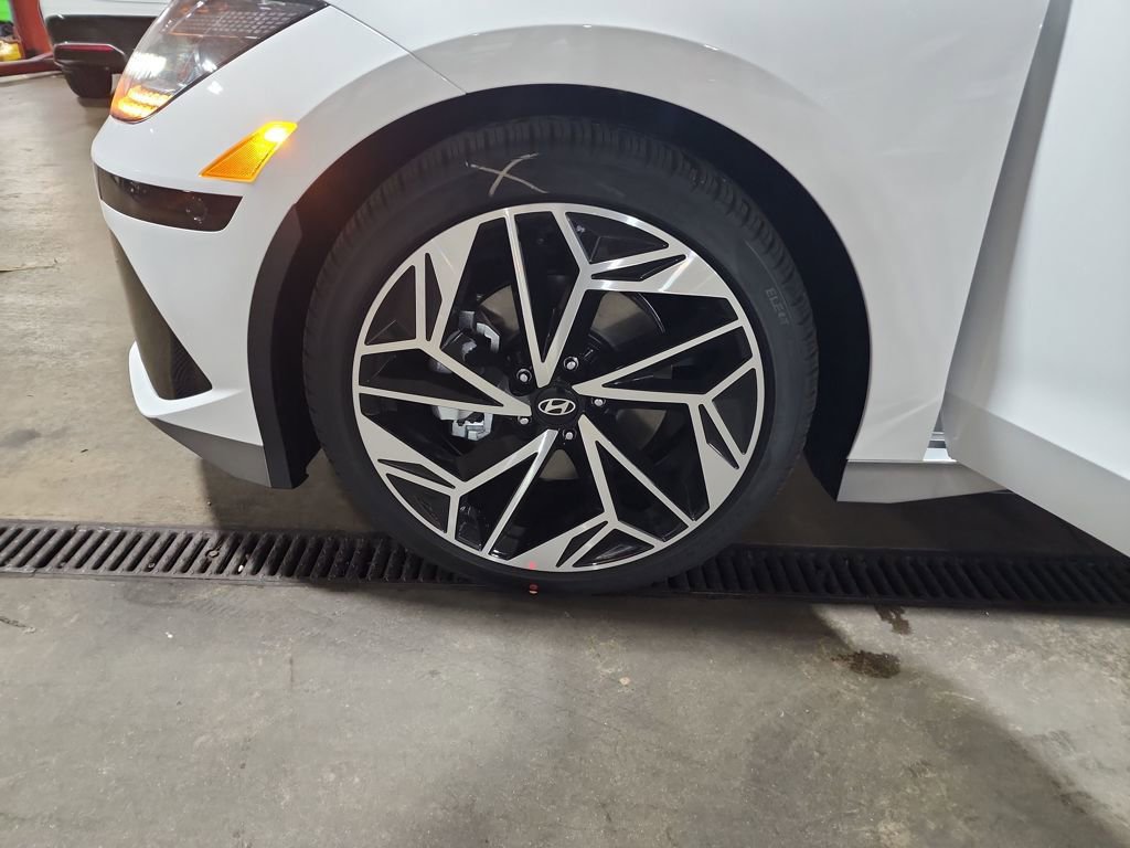 New 2025 Hyundai Ioniq 6 Limited image 32