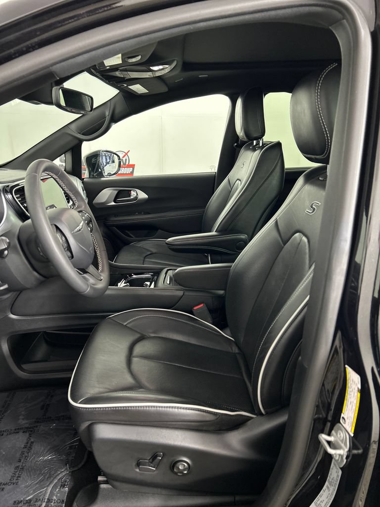 Used 2025 Chrysler Pacifica Limited FWD image 12