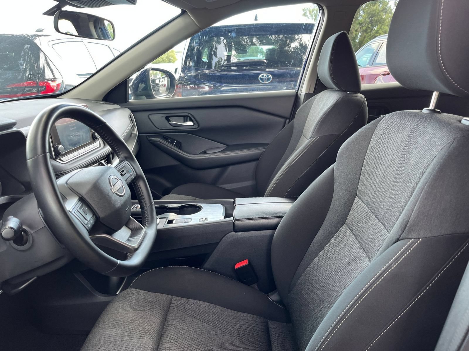 Used 2025 Nissan Rogue SV FWD image 27