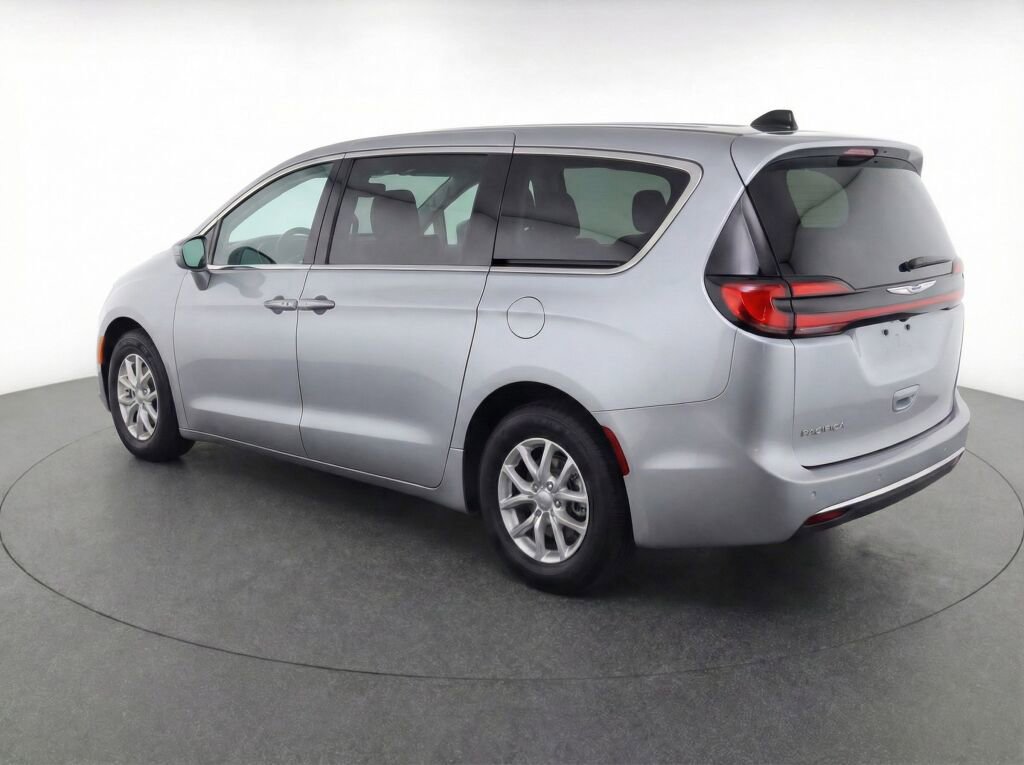 Used 2024 Chrysler Pacifica Touring-L image 4