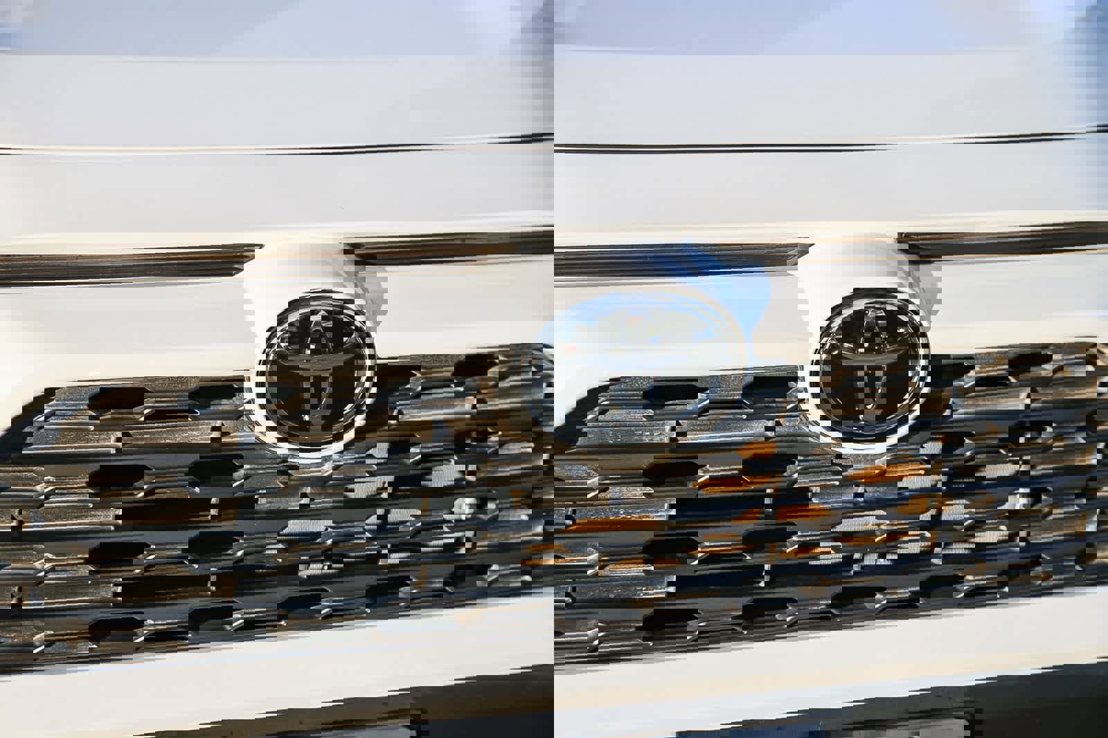 Used 2023 Toyota RAV4 XLE Premium image 5