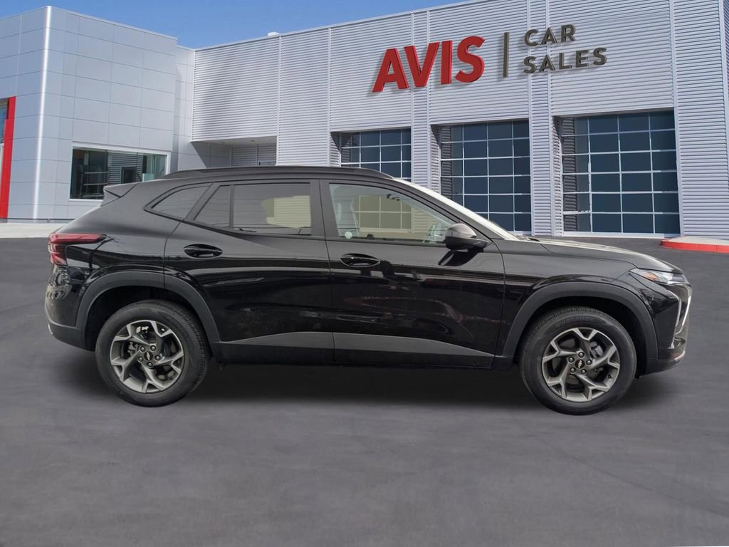 Used 2025 Chevrolet Trax LT w/ LT Convenience Package FWD image 7