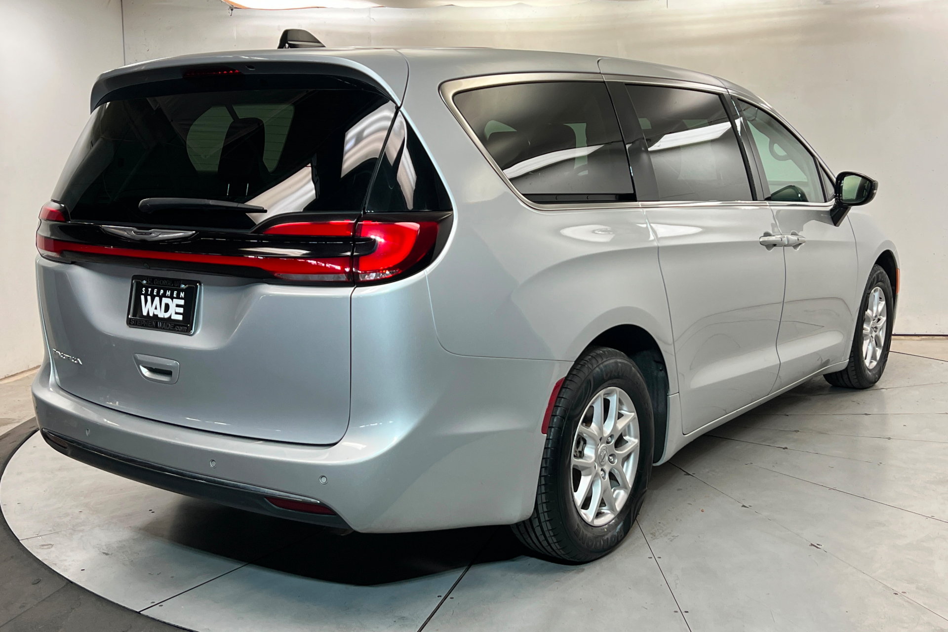 Used 2024 Chrysler Pacifica Touring-L FWD image 5