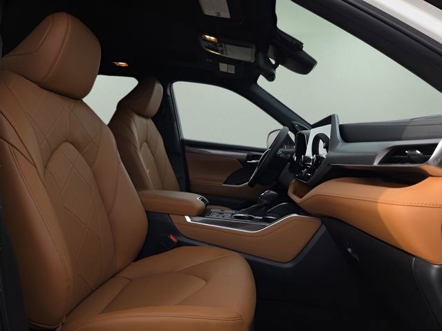 Used 2025 Toyota Highlander Platinum image 15