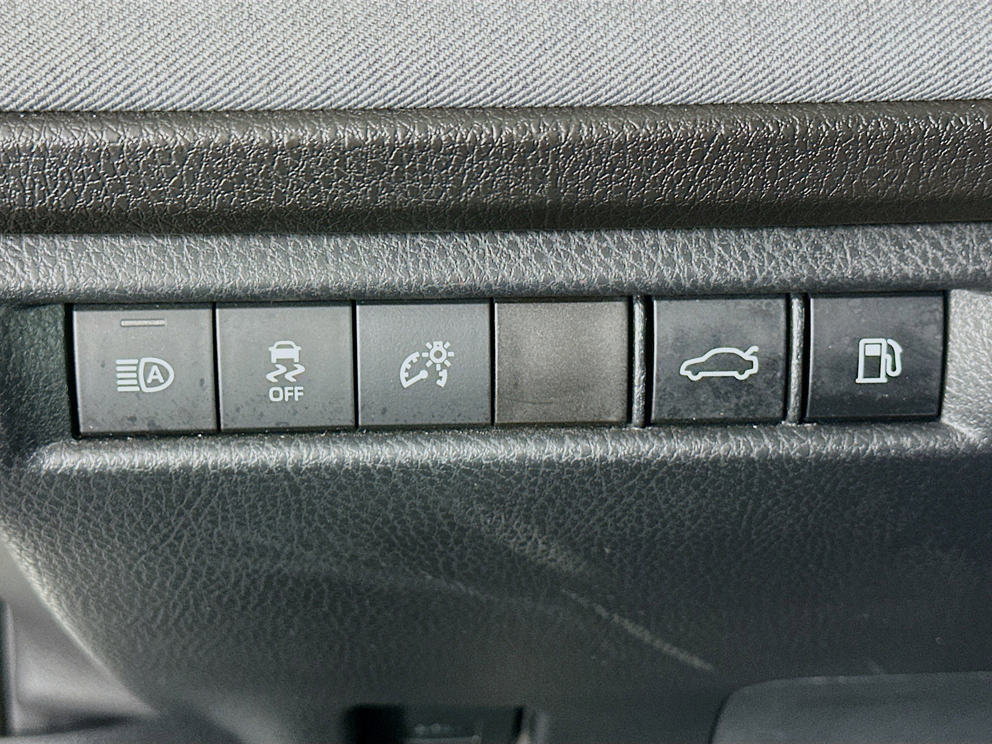 Used 2025 Toyota Camry LE w/ Convenience Package image 17