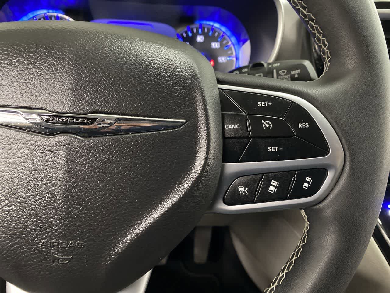 Used 2024 Chrysler Pacifica Touring-L FWD image 22
