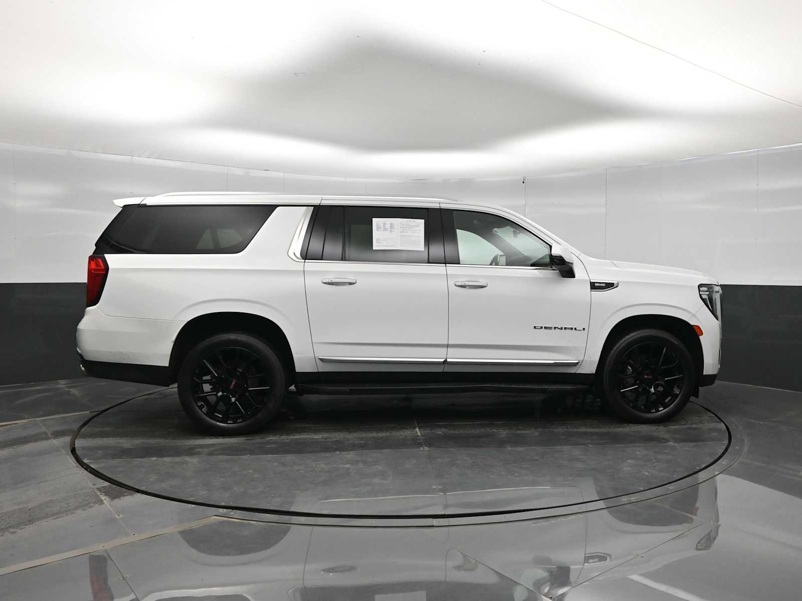 Used 2022 GMC Yukon XL Denali AWD/4WD image 9