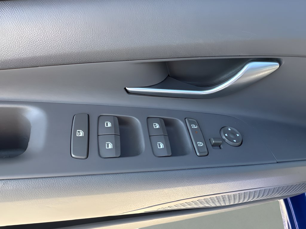 Used 2025 Hyundai Elantra SEL FWD image 23