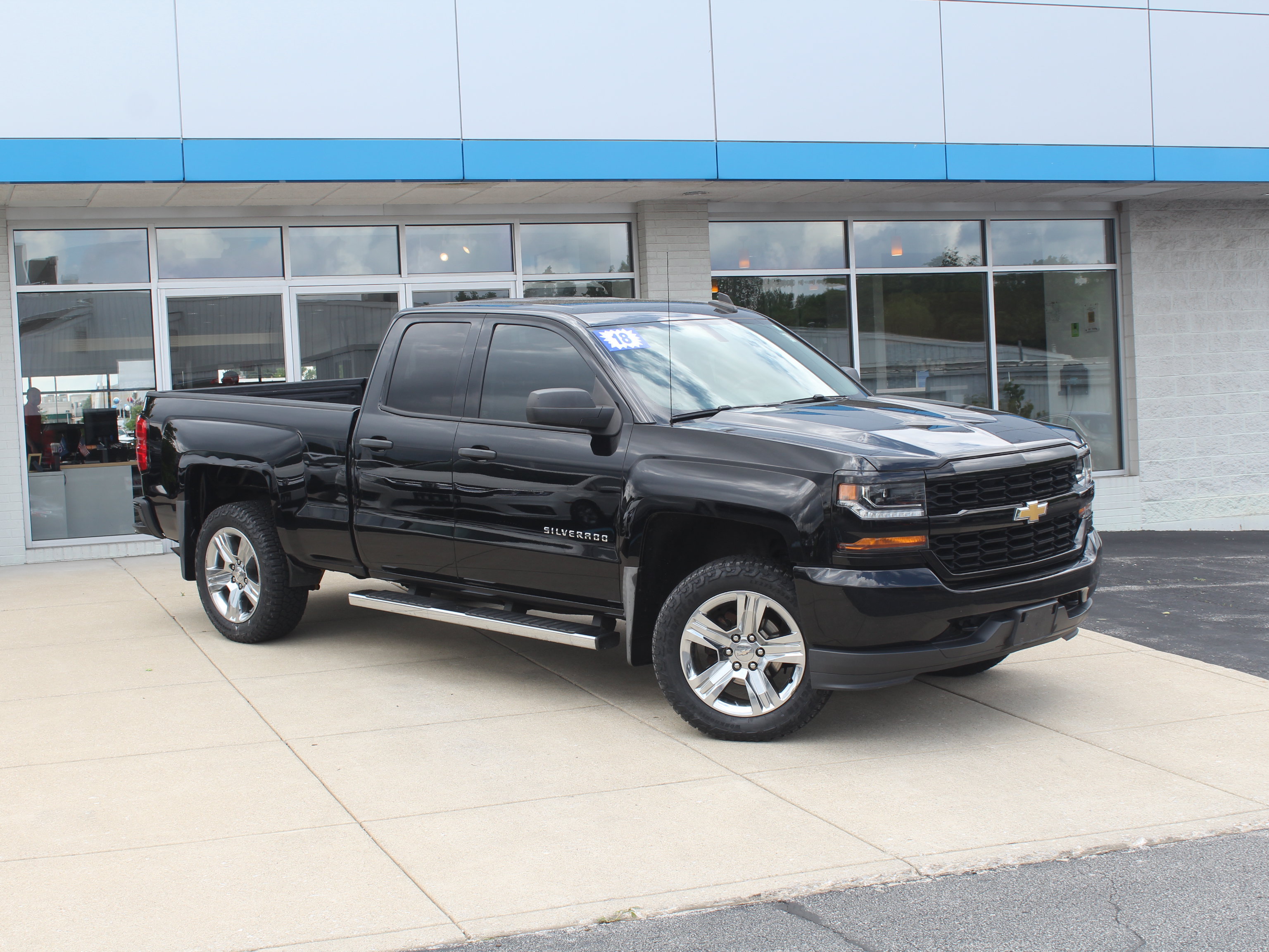Used 2018 Chevrolet Silverado 1500 Custom w/ Custom Convenience Package AWD/4WD image 2