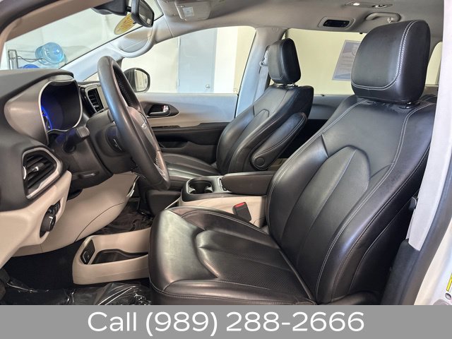 Used 2023 Chrysler Pacifica Touring-L FWD image 12