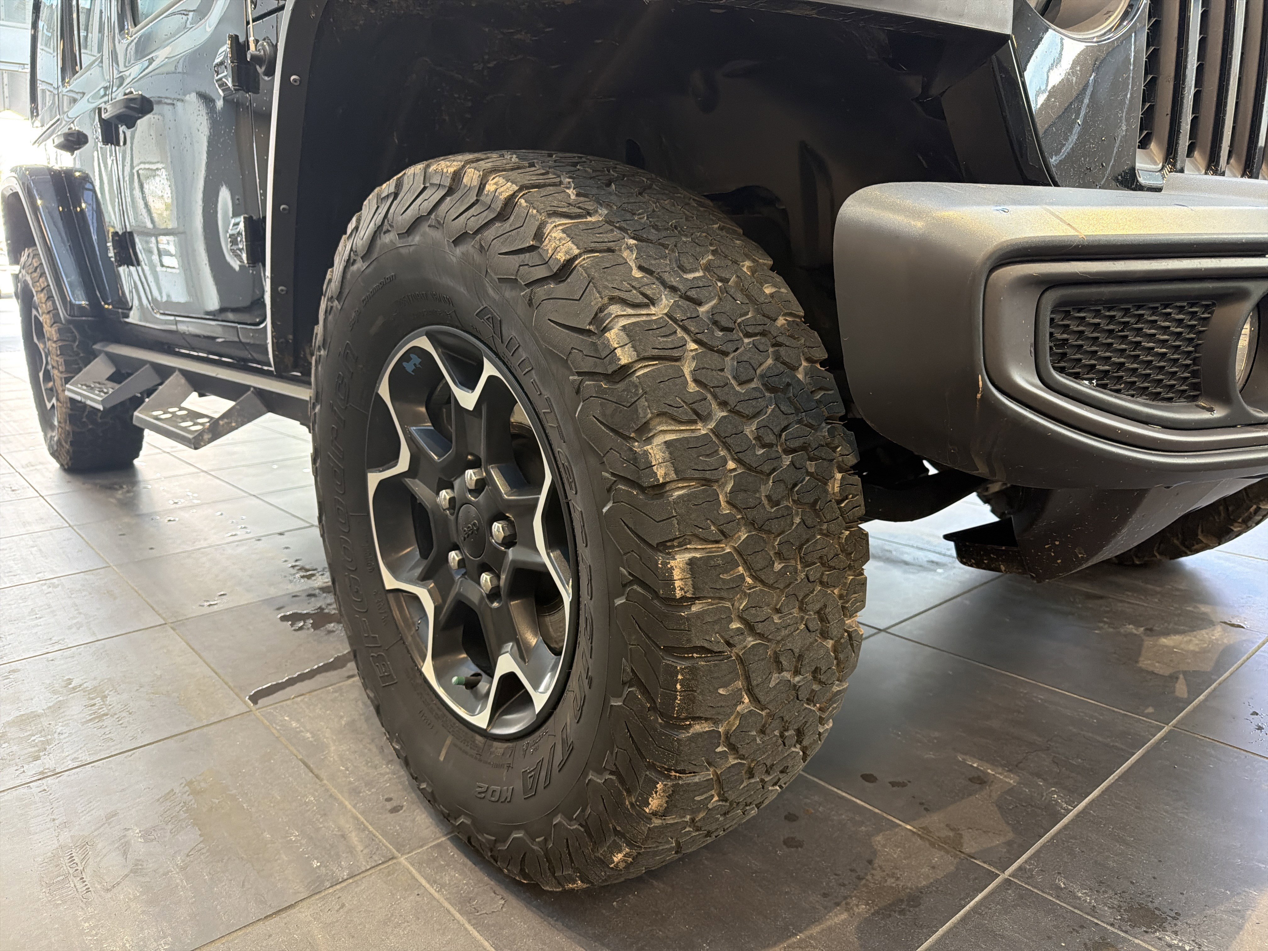 Used 2023 Jeep Wrangler Unlimited Rubicon 4xe w/ Cold Weather Group AWD/4WD image 13