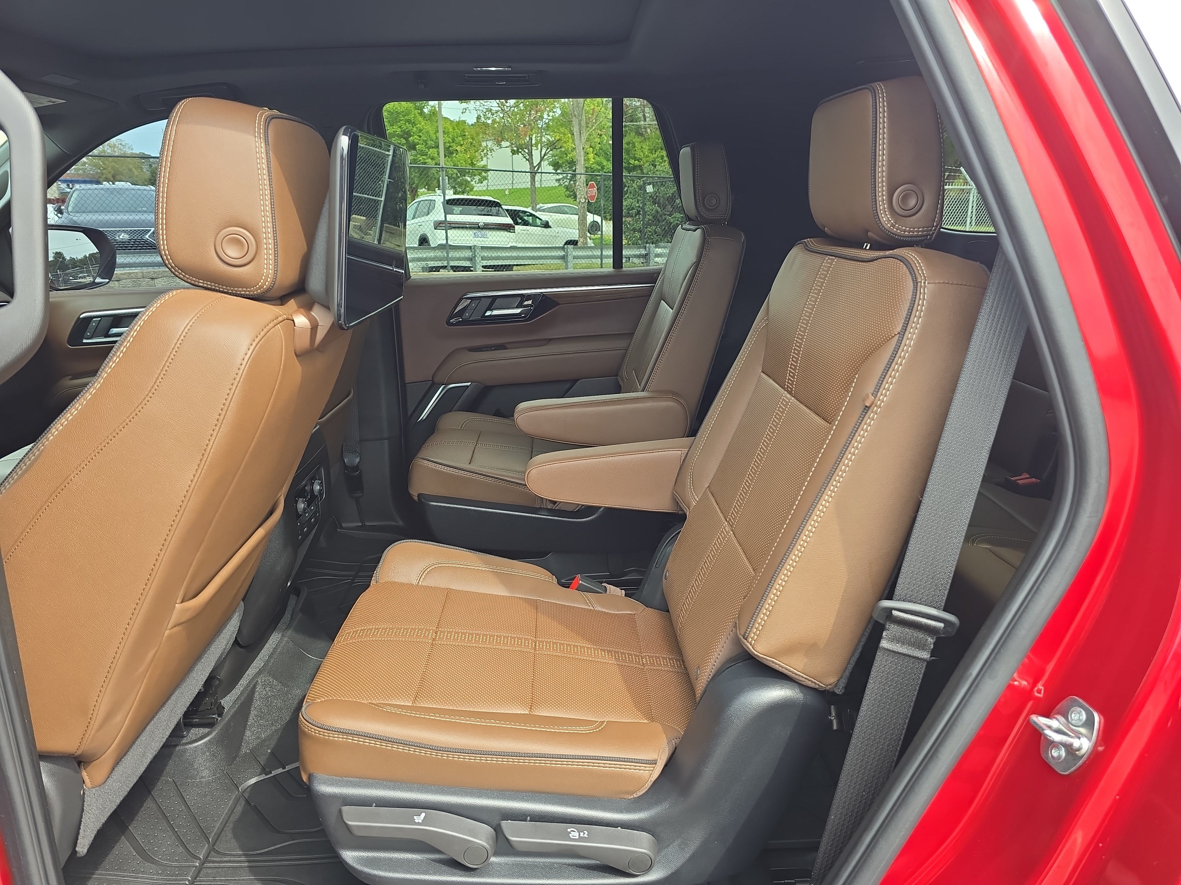 Used 2025 Chevrolet Tahoe High Country AWD/4WD image 14