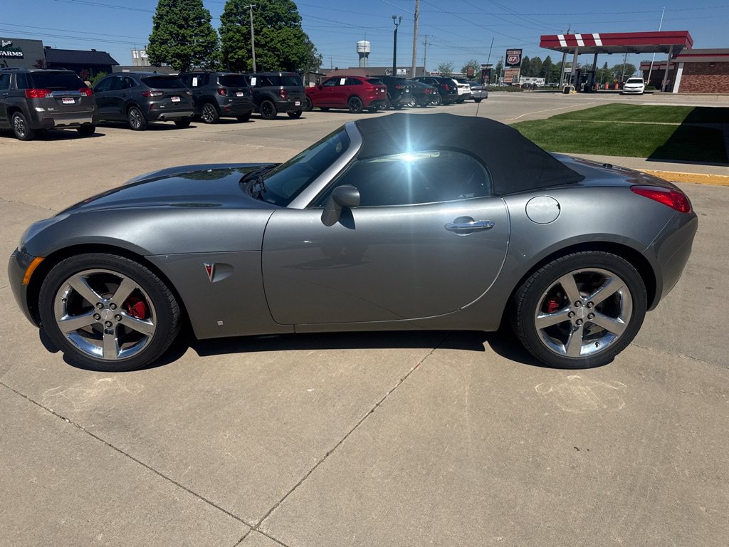 Used 2006 Pontiac Solstice Convertible w/ Premium Package RWD image 2