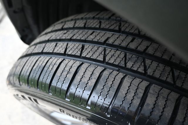 Used 2022 Ford Explorer XLT w/ Equipment Group 202A image 9