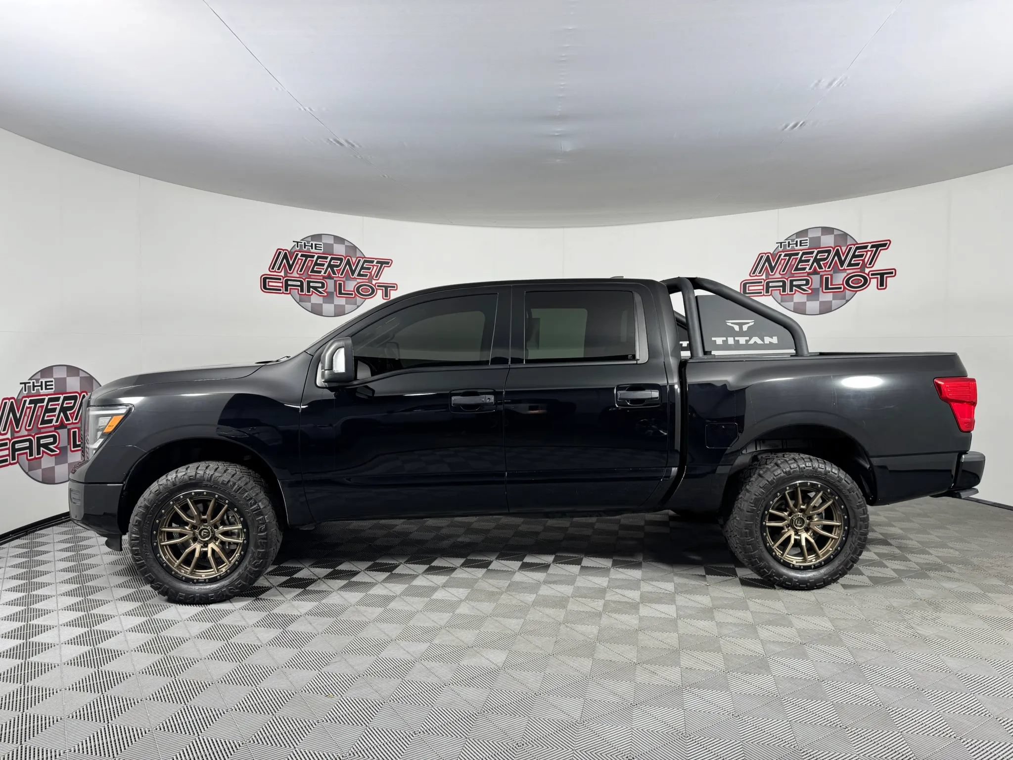 Used 2024 Nissan Titan SV w/ SV Convenience Package AWD/4WD image 4