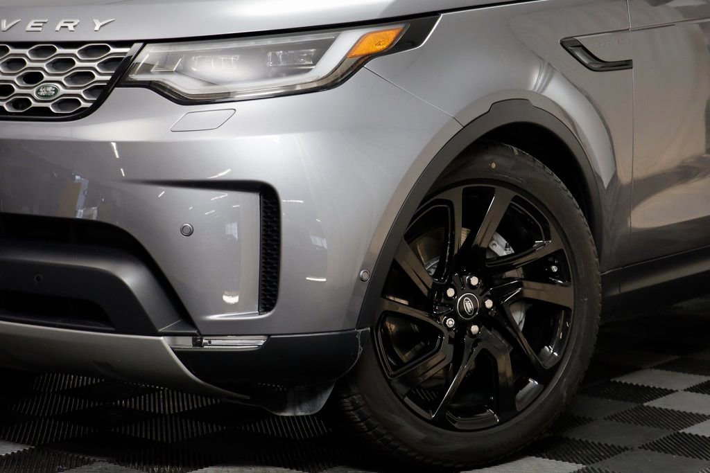 Used 2025 Land Rover Discovery S image 3