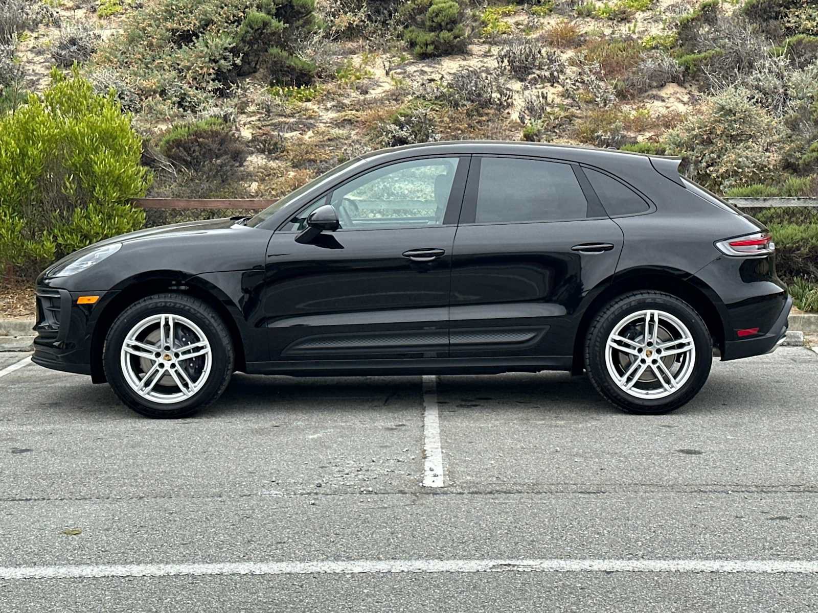 New 2025 Porsche Macan AWD/4WD image 2