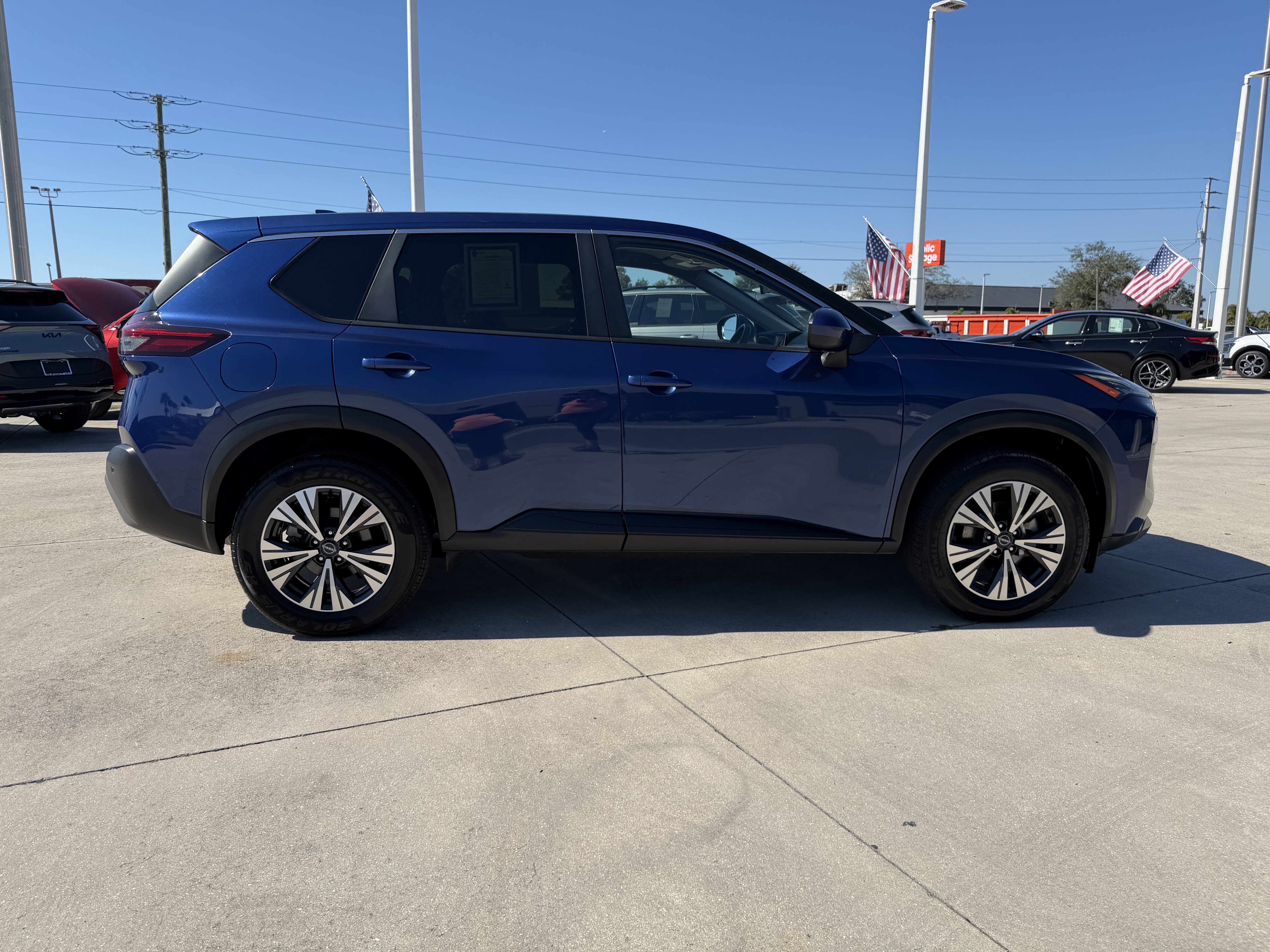 Used 2023 Nissan Rogue SV image 3
