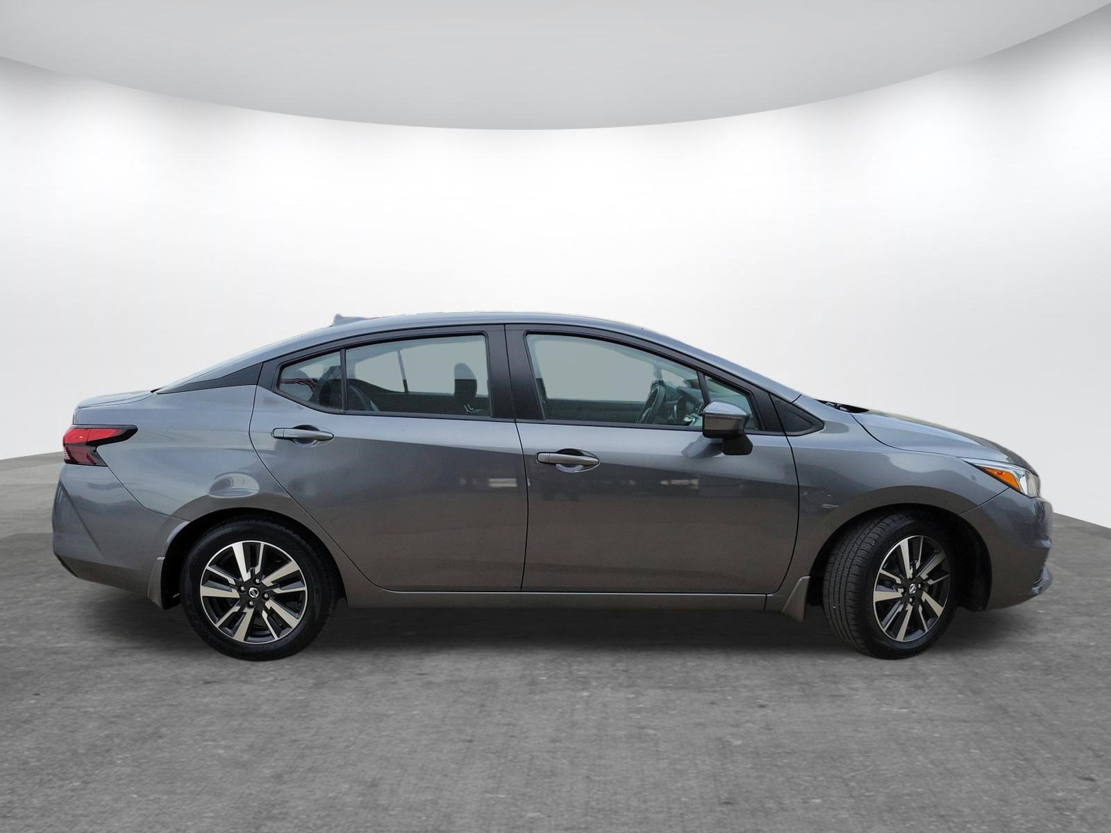 Used 2021 Nissan Versa SV image 4