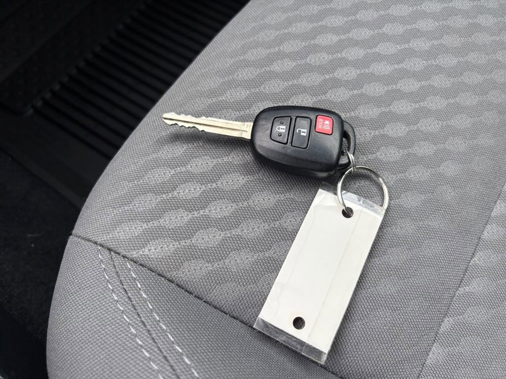 Used 2022 Toyota Tacoma SR w/ SX Package image 33