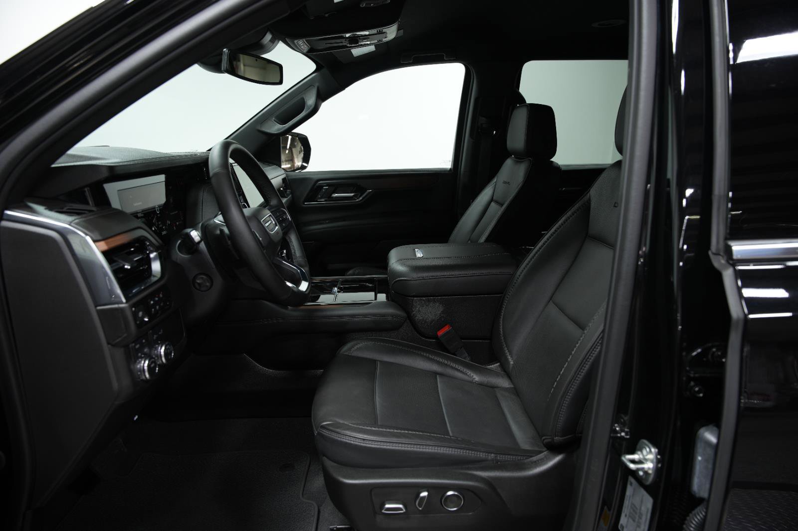 Used 2025 GMC Yukon Denali AWD/4WD image 30