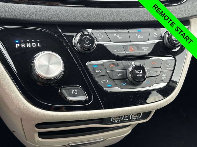 Used 2023 Chrysler Pacifica Touring-L FWD image 17